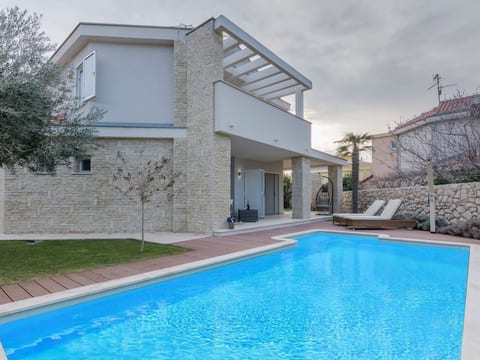 Luxuriöse Villa White Rose mit Pool in der Nähe von Zrče Beach