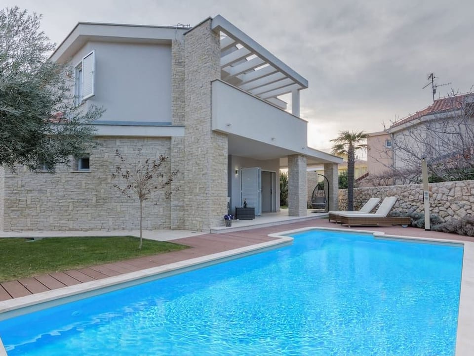 Luxuriöse Villa White Rose mit Pool in der Nähe von Zrče Beach - Novalja