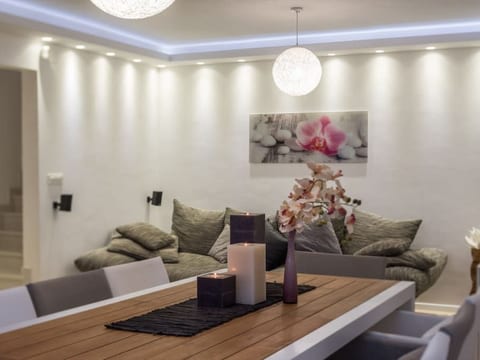 Luxuriöse Villa White Rose mit Pool in der Nähe von Zrče Beach
