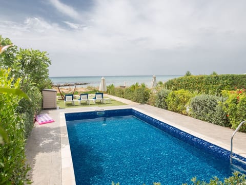 Moderne, geräumige Villa am Strand mit Pool