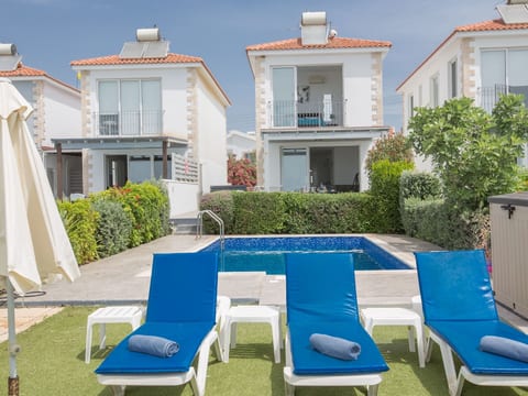 Moderne, geräumige Villa am Strand mit Pool