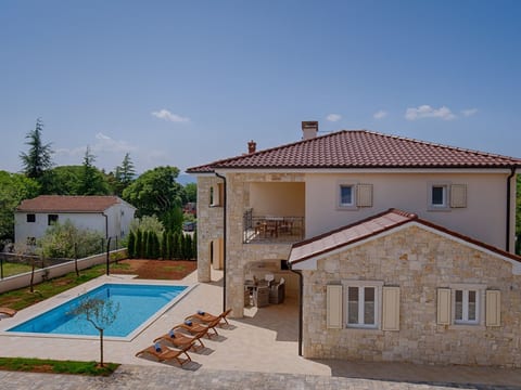 Haus in Pinezići mit privatem Pool