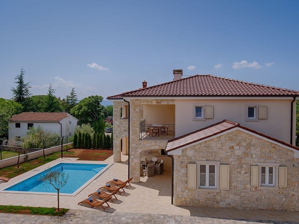 Haus in Pinezići mit privatem Pool - Pinezići