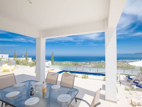 Villa mit Panoramablick auf das Meer von Latchi