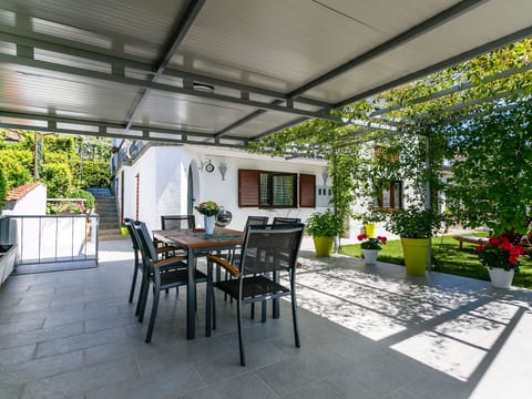 "Sanja" mit eigener Terrasse