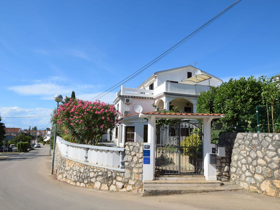 Sanja mit eigener Terrasse - Milohnići