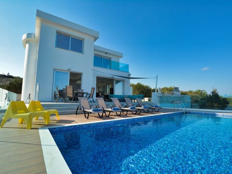 Private Villa mit 4 Schlafzimmern, Pool und Meerblick