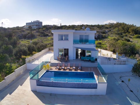 Private Villa mit 4 Schlafzimmern, Pool und Meerblick