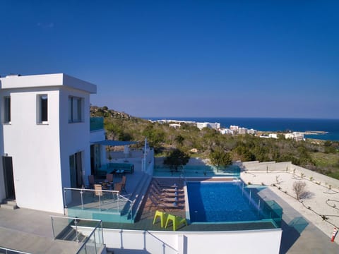 Private Villa mit 4 Schlafzimmern, Pool und Meerblick