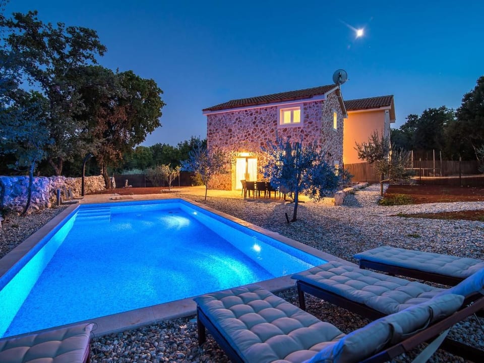 Vila Petite - Steinvilla mit Pool - Garica