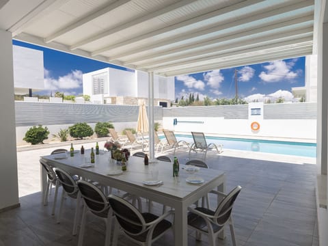 Greco Villa CCV4. 5-Schlafzimmer-Villa mit privatem Pool in Protaras Zentrum