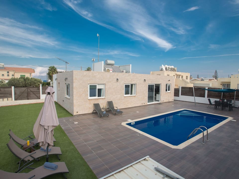 Villa de 3 dormitorios en el centro de Protaras con piscina - Protaras