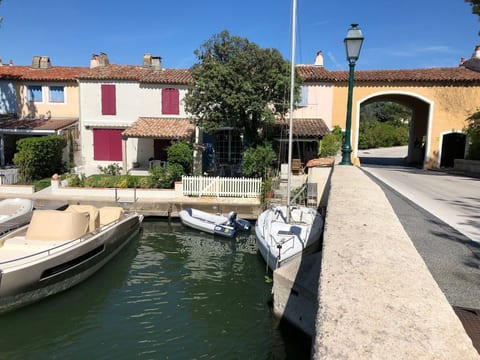Gemütliches Ferienhaus in Grimaud mit Terrasse, Garten und Grill