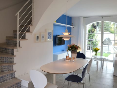 Gemütliches Ferienhaus in Grimaud mit Terrasse, Garten und Grill