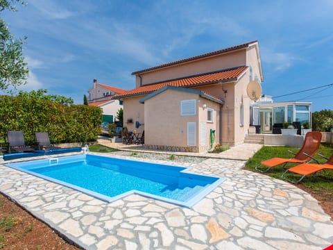 "Nika" mit privatem Pool