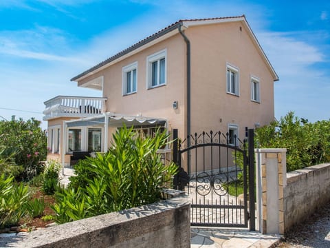 "Nika" mit privatem Pool