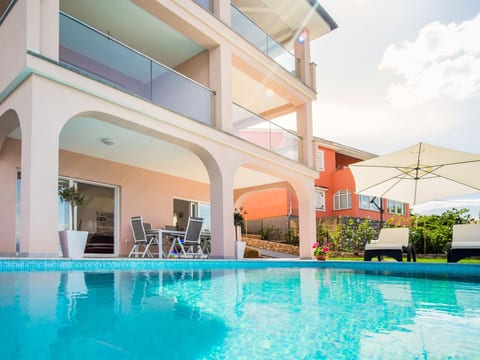 Luxuriöses Appartement Grohot mit privatem Infinity-Pool