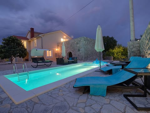 Luxuriöse Villa mit Pool, großem mediterranen Garten und Kinderspielplatz.