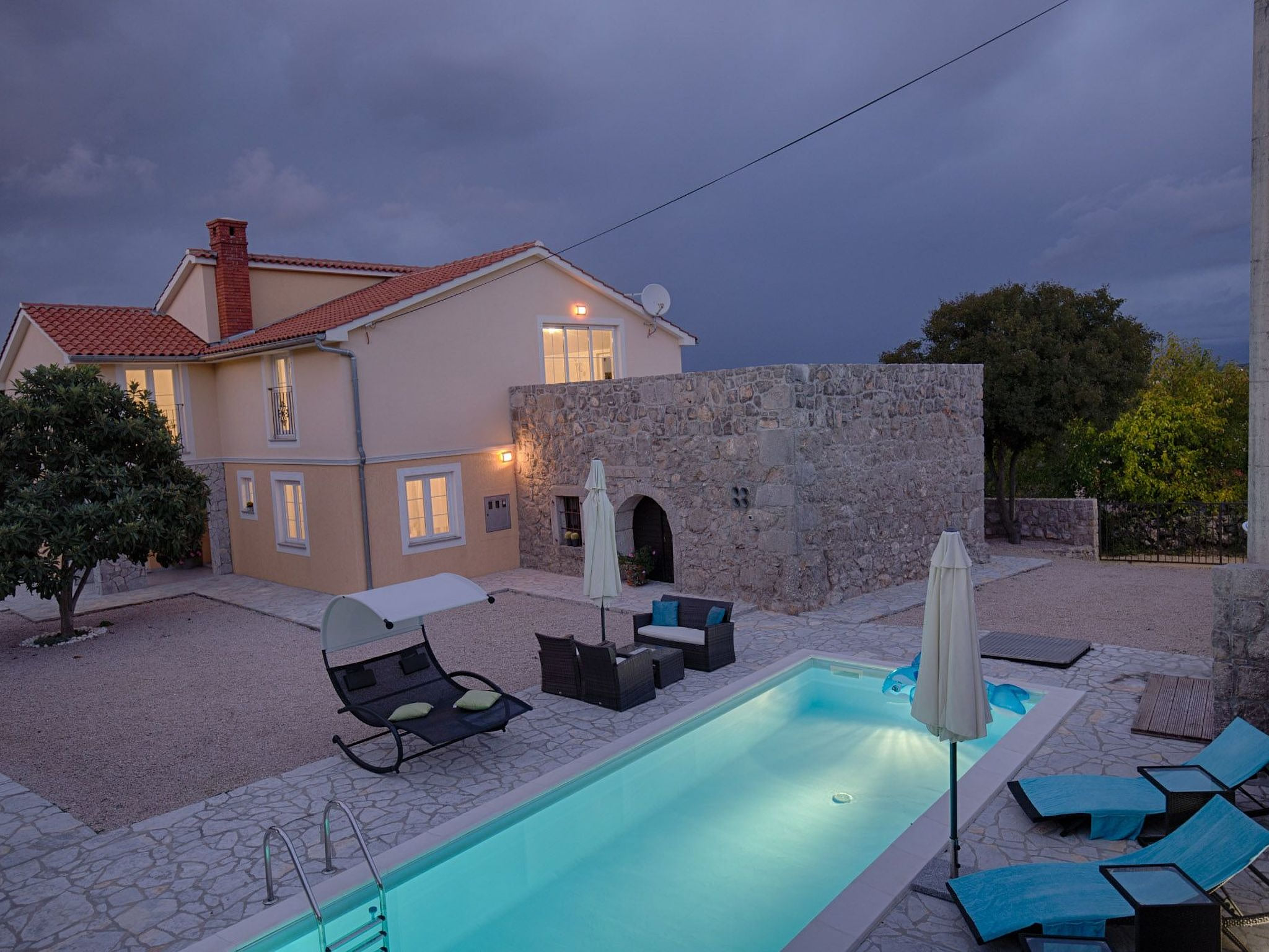 Luxuriöse Villa mit Pool, großem mediterranen Garten und Kinderspielplatz.