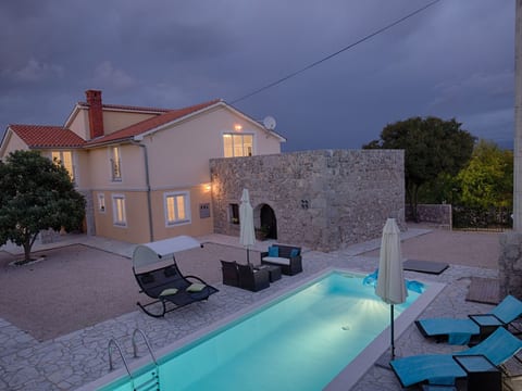 Luxuriöse Villa mit Pool, großem mediterranen Garten und Kinderspielplatz.