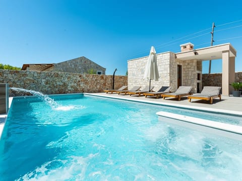 Romantische Villa mit Pool und Sauna, in Strandnähe