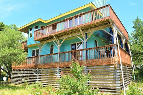 Walk to Beach, Jacuzzi, Treetop Deck, Love Pets! image 3