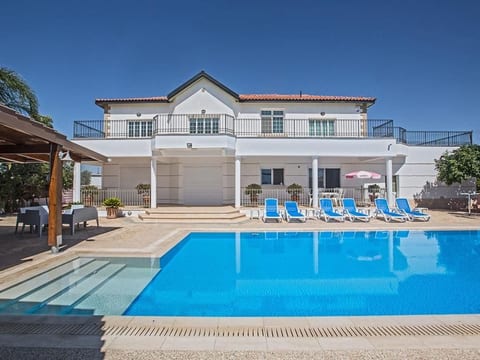 Familienvilla in Paralimni mit spektakulärer Aussicht