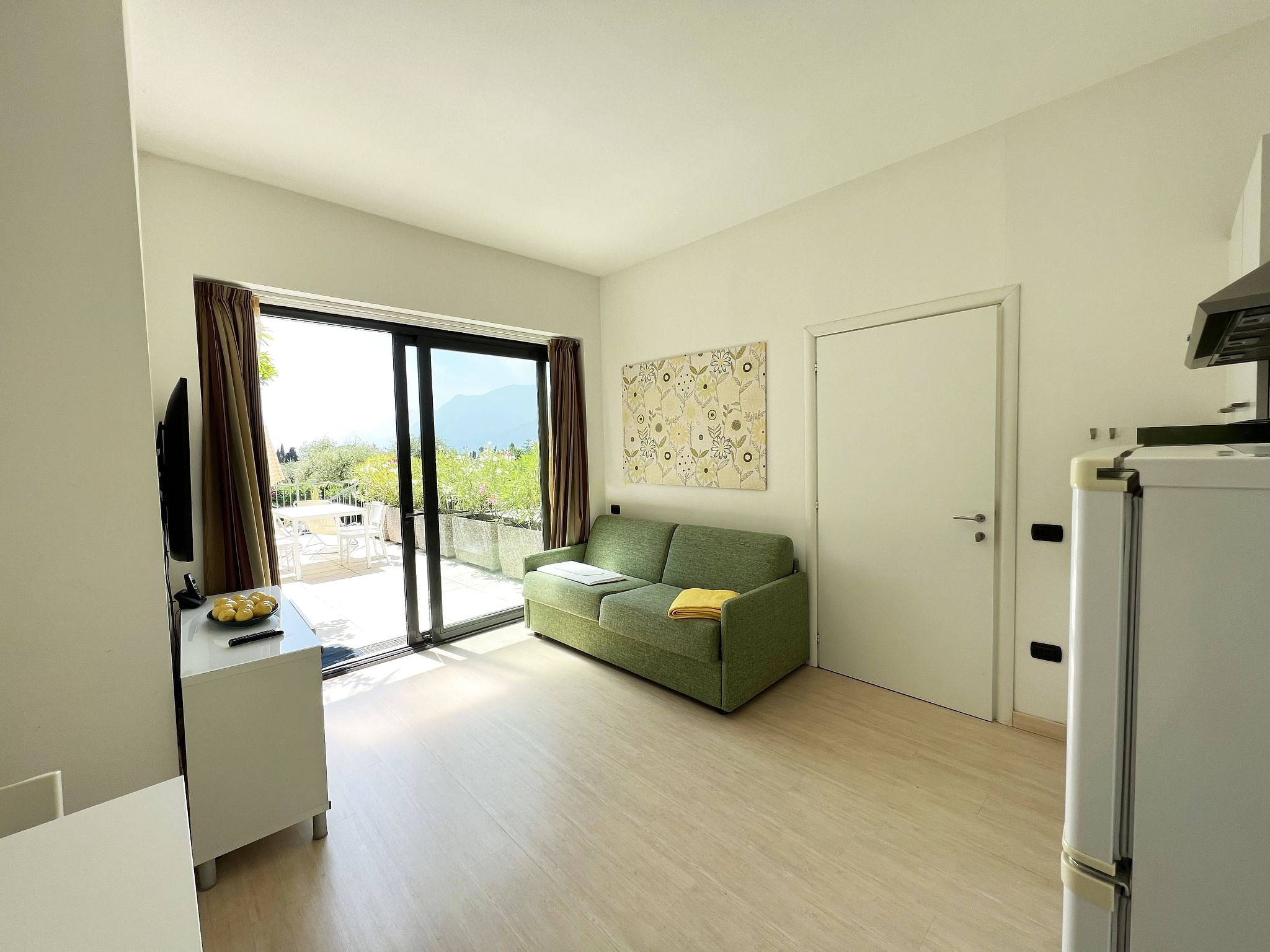 Zwei-Zimmer-Wohnung mit teilweisem Seeblick