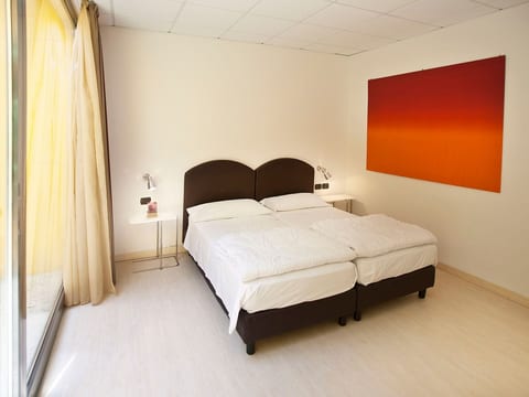 Zwei-Zimmer-Wohnung mit teilweisem Seeblick