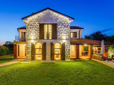 Villa Kamenica im mediterranen Stil mit Innen- und Außenpool