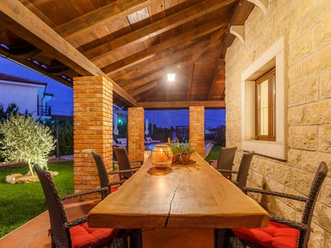 Villa Kamenica im mediterranen Stil mit Innen- und Außenpool