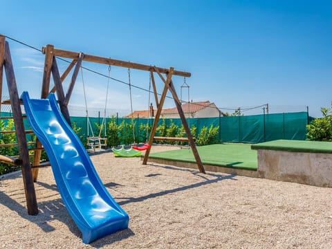Villa Kamenica im mediterranen Stil mit Innen- und Außenpool