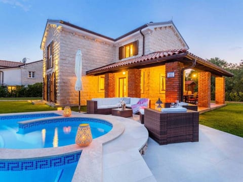 Villa Kamenica im mediterranen Stil mit Innen- und Außenpool