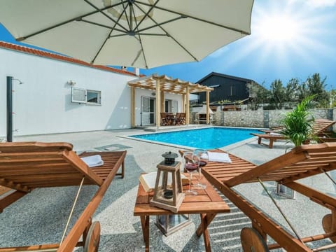 Strandhaus mit Pool in Meeresnähe