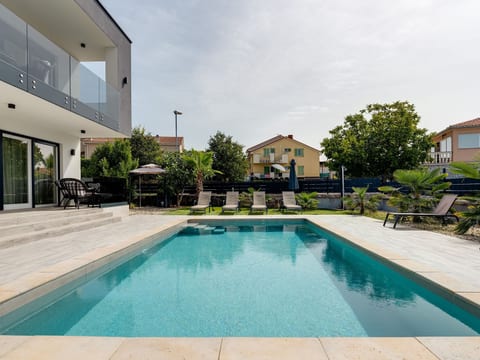 Schöne neue Villa mit Pool in Strandnähe