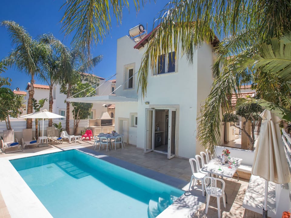 Villa de lujo de 3 dormitorios con piscina y vista parcial al mar - Pegeia