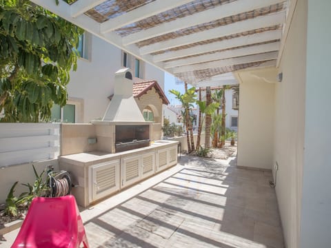 3-Schlafzimmer-Luxusvilla mit Pool und teilweise Meerblick