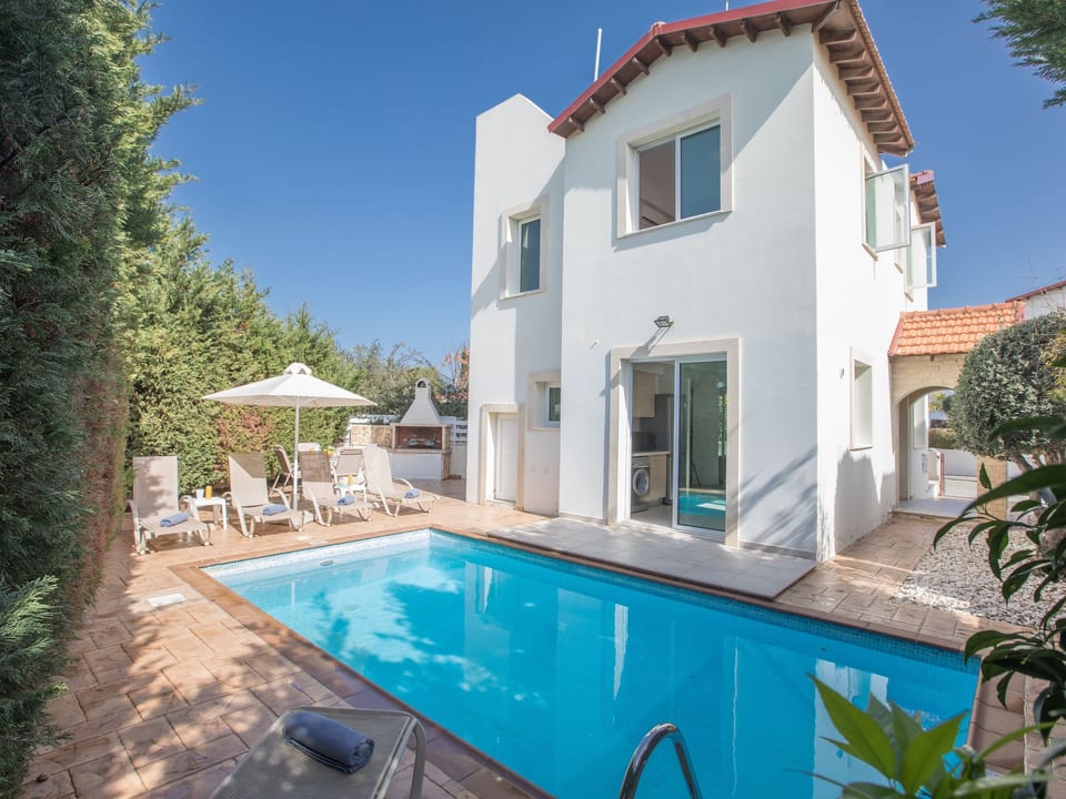 Villa de 3 habitaciones con piscina privada en un complejo vigilado - Pegeia