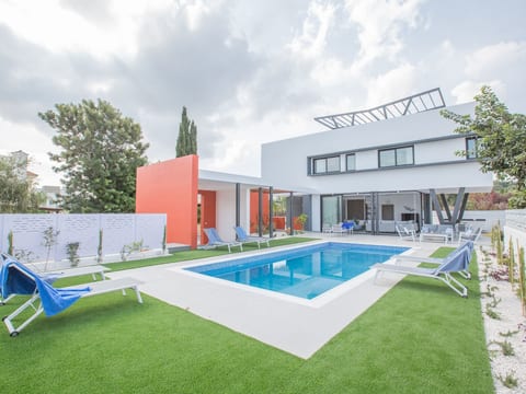 Neue, luxuriöse 3-Schlafzimmer-Villa in Protaras Zentrum