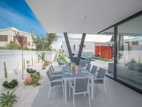 Neue, luxuriöse 3-Schlafzimmer-Villa in Protaras Zentrum