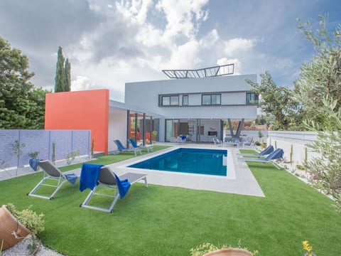 Neue, luxuriöse 3-Schlafzimmer-Villa in Protaras Zentrum