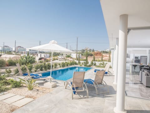 3-Schlafzimmer-Villa mit Pool in Protaras Zentrum