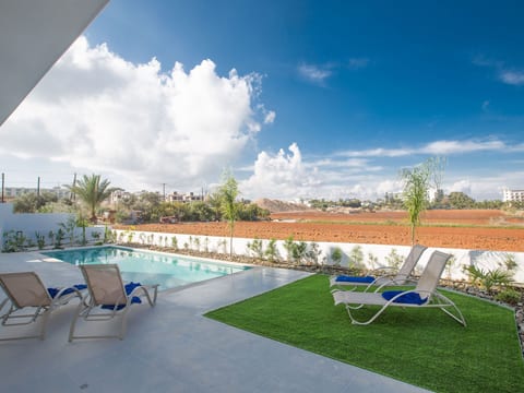 3-Schlafzimmer-Villa mit Pool, Dachgarten, Meerblick