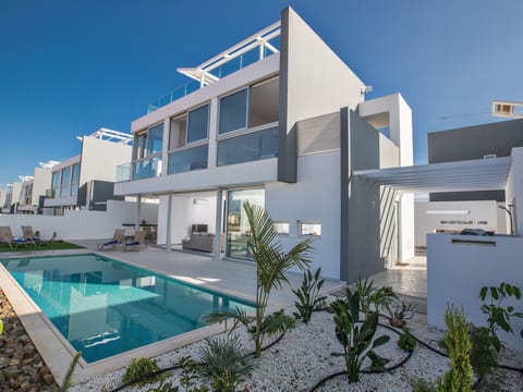 3-Schlafzimmer-Villa mit Pool, Dachgarten, Meerblick