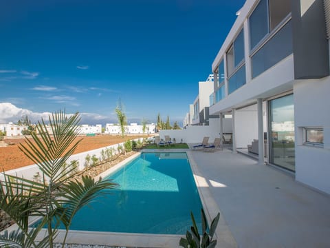 3-Schlafzimmer-Villa mit Pool, Dachgarten, Meerblick