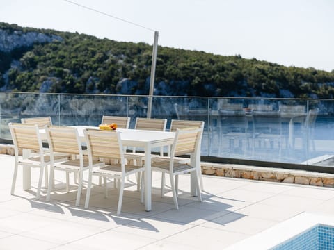 Charmantes Ferienhaus in Vinišće mit Privatem Pool und Meerblick