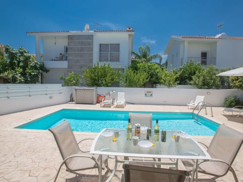 Helle Ferienvilla mit Pool