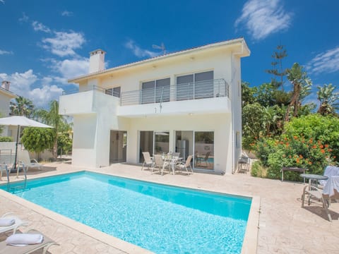 Helle Ferienvilla mit Pool