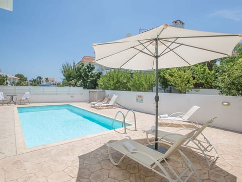 Helle Ferienvilla mit Pool