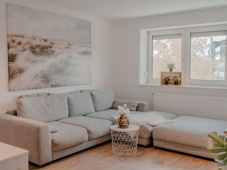 Apartment mit Küche, Arbeitsplatz und xxl Sofa - Neuss